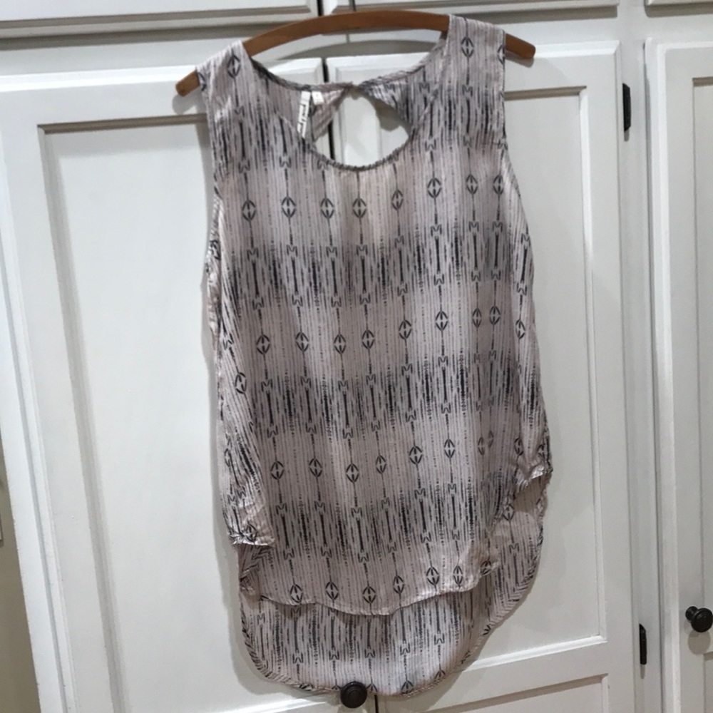 Grand & Green Button Back High Low Top